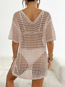 Détails du dos d'un cache-maillot en crochet rose clair avec motif en maille carrée