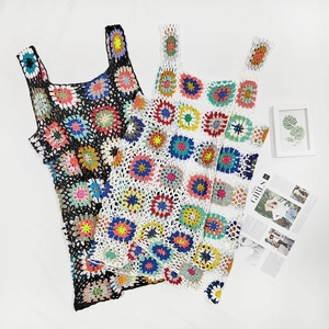 Dettaglio di un top bohémien fatto a mano all'uncinetto con motivi granny square bianco e nero
