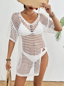 Texture tricotée détaillée du cache-maillot blanc à col en V et motifs ajourés