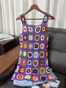 Abito boho all'uncinetto viola con motivi floreali granny square fatti a mano