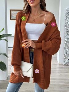 Gilet en maille marron pour femme avec coupe ample, épaules tombantes et détails au crochet