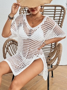 Détail d'un cache-maillot blanc au crochet avec col en V et texture résille ajourée