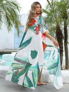 Détail de l'imprimé tropical sur un long gilet de plage en mousseline semi-transparente