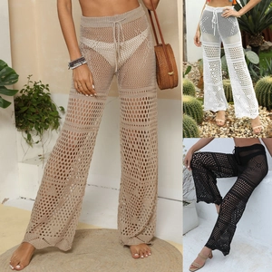 Détail du pantalon de plage au crochet montrant la maille ajourée et la taille à cordon