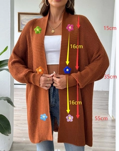 Gilet en maille épaisse avec boutons fleurs au crochet colorés et détails de mesures