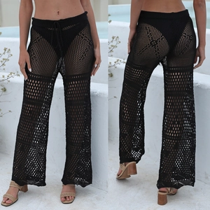 Détail du pantalon de plage au crochet noir avec texture résille et cordon à la taille