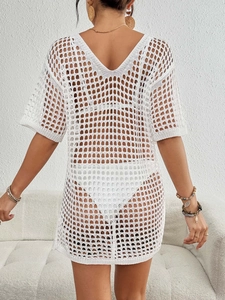 Vue détaillée du dos d'une tunique de plage en crochet blanc avec maille ajourée et texture