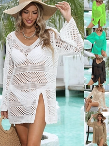 Détail de la maille au crochet et de la fente latérale sur cette robe de plage à col en V