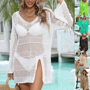 Détail de robe de plage au crochet avec col en V, manches longues et fentes latérales