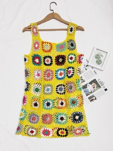 Dettaglio della complessa trama all'uncinetto fatta a mano del vestito da spiaggia boho