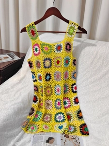 Dettaglio dei motivi colorati all'uncinetto granny square e trama dell'abito da spiaggia