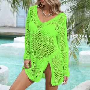 Détail de la tunique de plage au crochet vert fluo avec des motifs géométriques ajourés