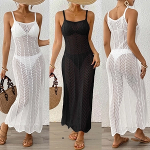 Détails de la robe de plage au crochet montrant des motifs tricotés noir et blanc