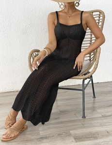 Détails de la maille au crochet noir et des bretelles sur une robe longue de plage