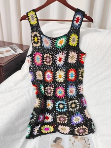 Abito corto stile boho all'uncinetto con motivi granny square colorati e maglia traforata