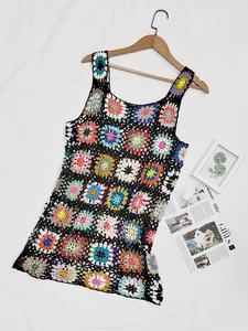Dettaglio dell'abito boho all'uncinetto con quadrati granny colorati e maglia nera