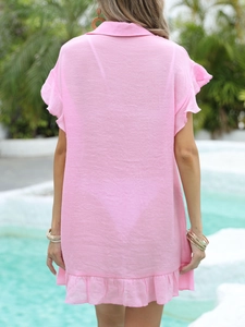 Détail du cache-maillot rose avec ourlet à volants et silhouette dos aérée