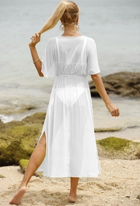 Détail du cache-maillot de plage blanc avec fentes latérales et une taille élastique souple