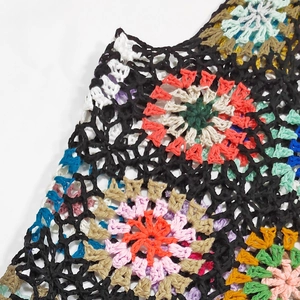 Dettaglio dei motivi mandala colorati all'uncinetto su un gilet nero traforato