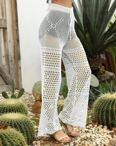 Gros plan détaillé du pantalon au crochet blanc ajouré avec cordon de serrage