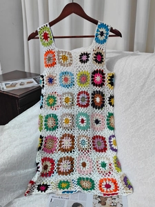 Dettaglio dell'abito boho all'uncinetto con motivi granny square colorati e maglia traforata