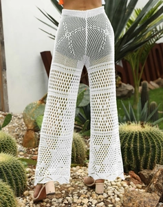 Détail du pantalon de plage blanc en crochet ajouré avec motifs tricotés complexes