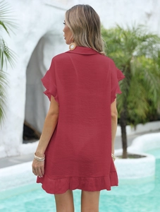 Vue détaillée d'une robe chemise rouge foncé avec ourlet à volants et tissu texturé