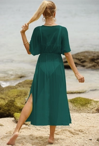 Détail du cache-maillot de plage vert foncé transparent avec cordon et fente latérale