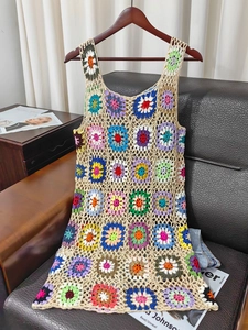 Dettaglio della trama all'uncinetto fatta a mano e dei quadrati granny colorati