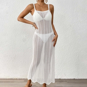 Détail d'une robe de plage en crochet blanc avec motif géométrique ajouré
