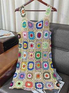 Abito da spiaggia bohémien fatto a mano all'uncinetto con motivi granny square colorati