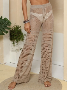 Détail du pantalon de plage en crochet beige avec design en maille ajourée et cordon de serrage