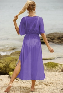 Vue arrière d'un cache-maillot violet en tulle transparent avec fente latérale