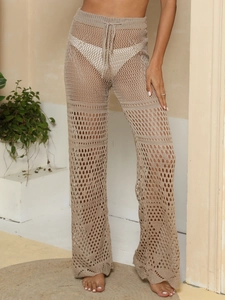 Détail du pantalon en maille crochetée ajourée avec cordon de serrage et style bohème chic
