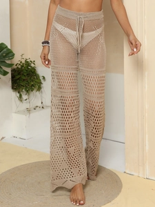 Détails du motif au crochet et taille à cordon sur le pantalon de plage beige