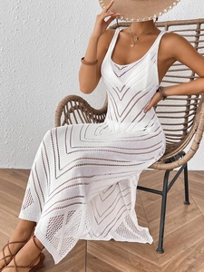 Robe longue blanche en maille ajourée sans manches avec motifs pour vacances à la plage