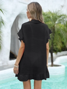 Détails des volants sur l'ourlet et les manches d'une robe de plage légère en noir