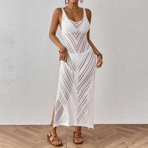 Détail d'une robe de plage blanche au crochet avec motif en V et fente latérale à la jambe