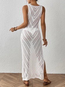 Vue arrière détaillée d'une robe de plage en tricot blanc avec motifs géométriques ajourés