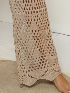Détail du pantalon de plage en maille ajourée avec texture crochet et bord ondulé