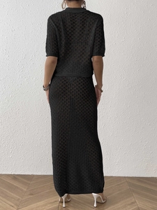 Ensemble haut polo évidé noir et jupe moulante pour femme, vue arrière sur modèle