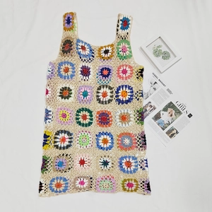 Dettaglio della trama all'uncinetto colorata stile granny square su abito da mare