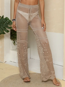 Détail du pantalon de plage au crochet kaki présentant des motifs géométriques ajourés