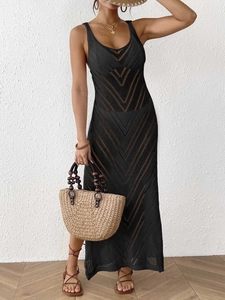 Détail d'une robe longue au crochet noir avec des motifs rayés en V ajourés élégants