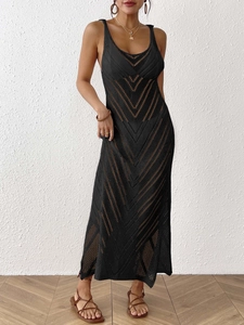 Détail de la maille crochetée noire sur cette robe de plage avec motifs ajourés en vagues