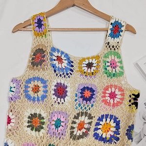Dettaglio della trama in maglia intrecciata a mano con motivi floreali colorati