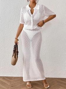 Détail d'un ensemble deux pièces en crochet blanc avec maille ajourée et col polo