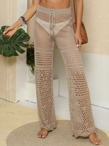 Détail du pantalon de plage au crochet beige avec motif ajouré et cordon de serrage