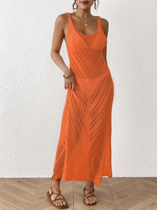 Détails de robe de plage crochet orange avec col en V et motifs ajourés élégants