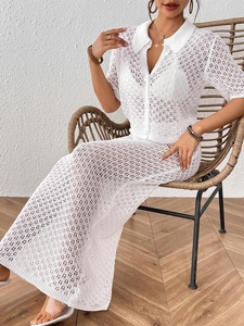 Détail de la maille crochetée blanche et des boutons sur un ensemble deux pièces